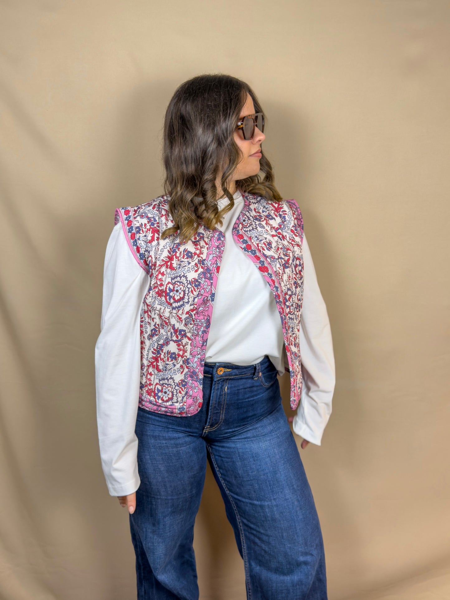 AR OPEN SLEEVELESS VEST WITH FLOWERS