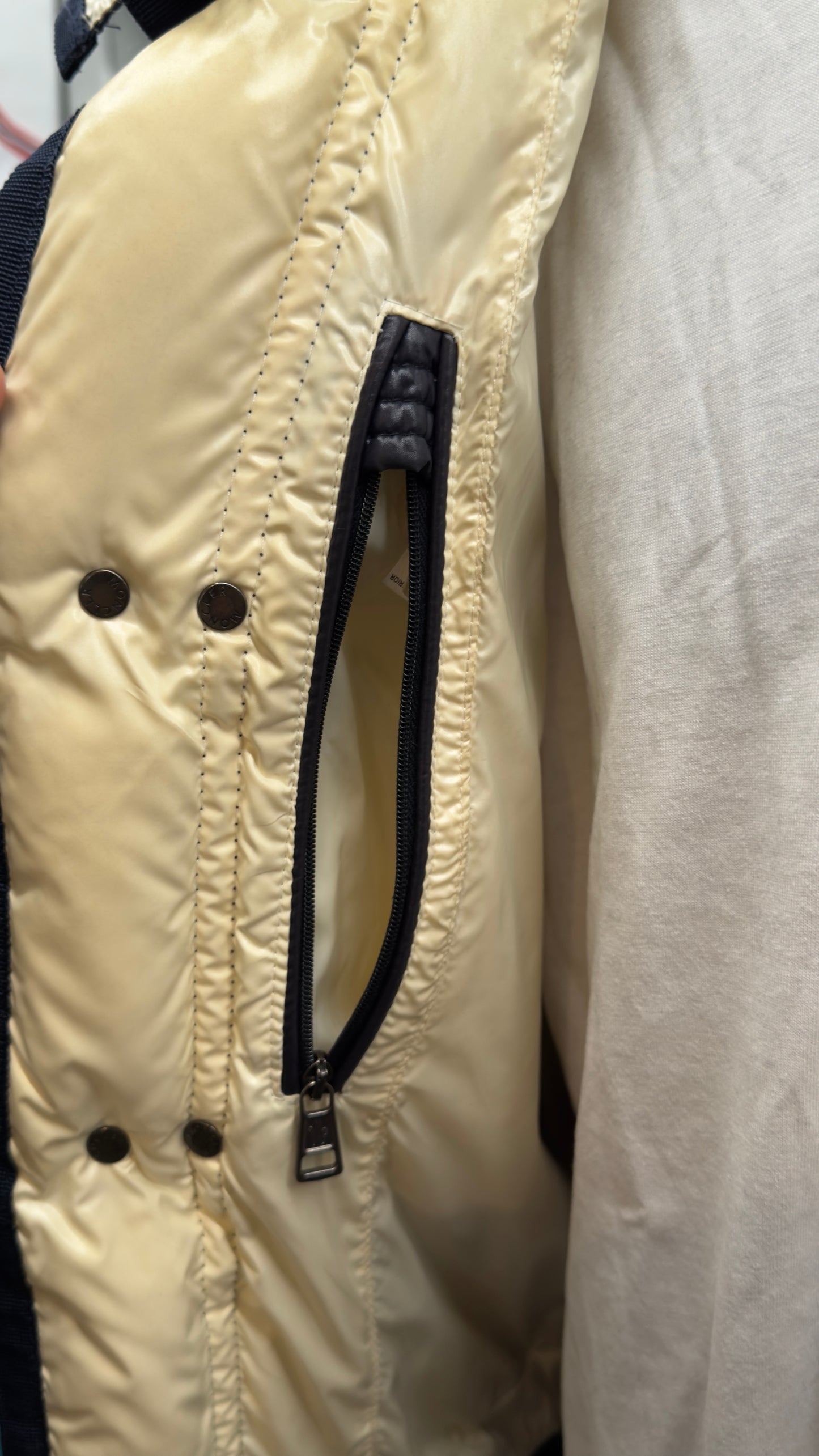 Moncler giacca piumino blu navy lucido usato