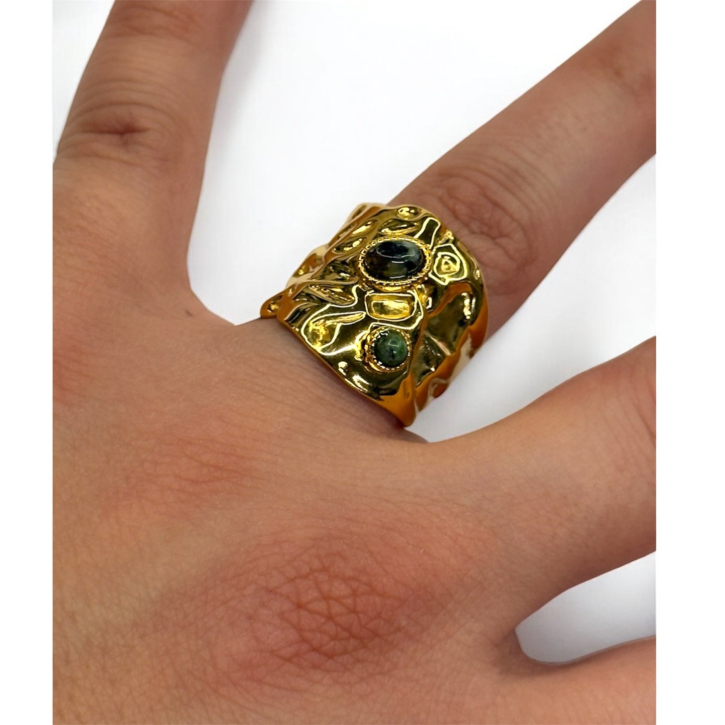 Anello tall pietre verdi